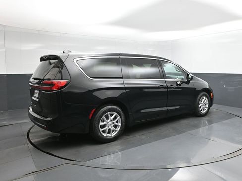 New 2026 Chrysler Pacifica Select image 11