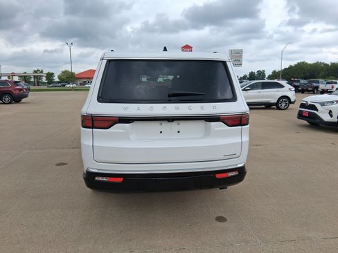 Used 2024 Jeep Wagoneer L Series II w/ Premium Group I AWD/4WD image 7