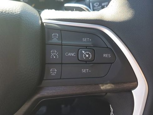 New 2025 Jeep Grand Cherokee Limited image 32