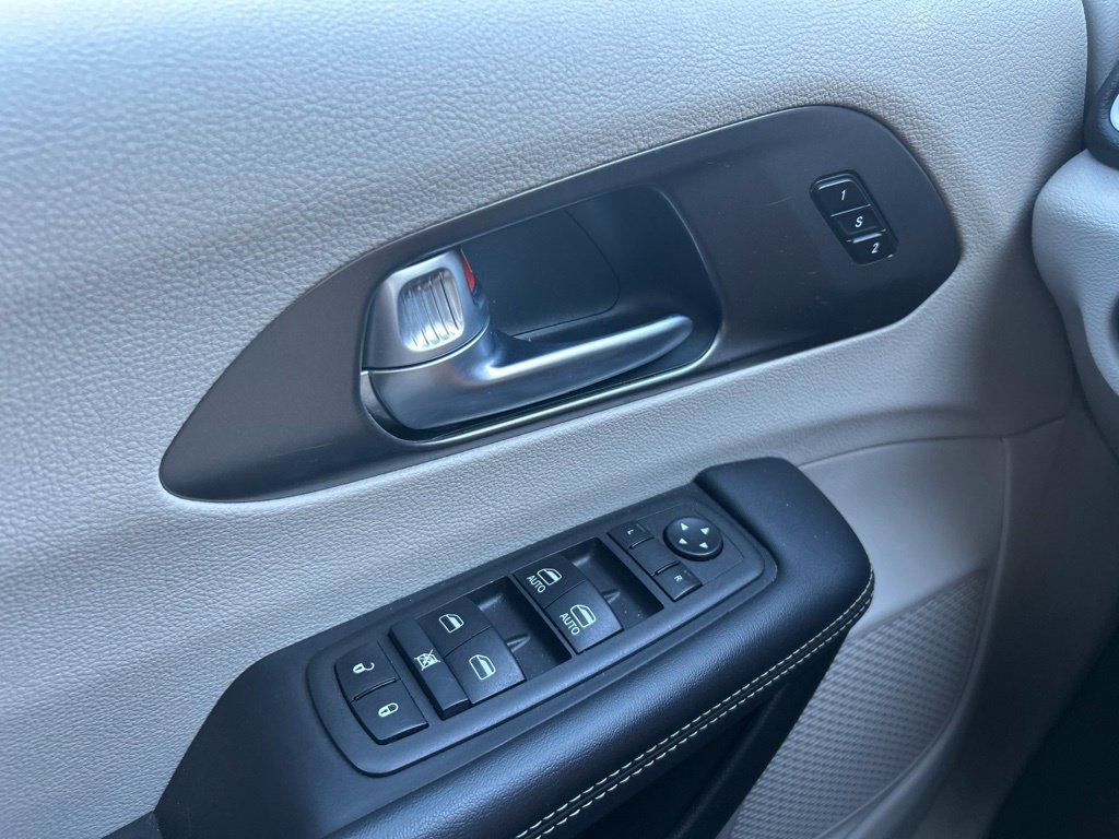 Used 2024 Chrysler Pacifica Touring-L FWD image 30