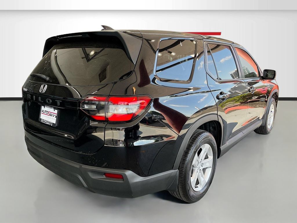 Used 2023 Honda Pilot LX image 7