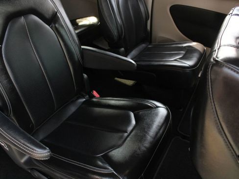 Used 2023 Chrysler Pacifica Touring-L FWD image 21