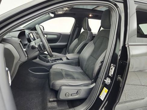 Used 2019 Volvo XC40 T5 R-Design image 17