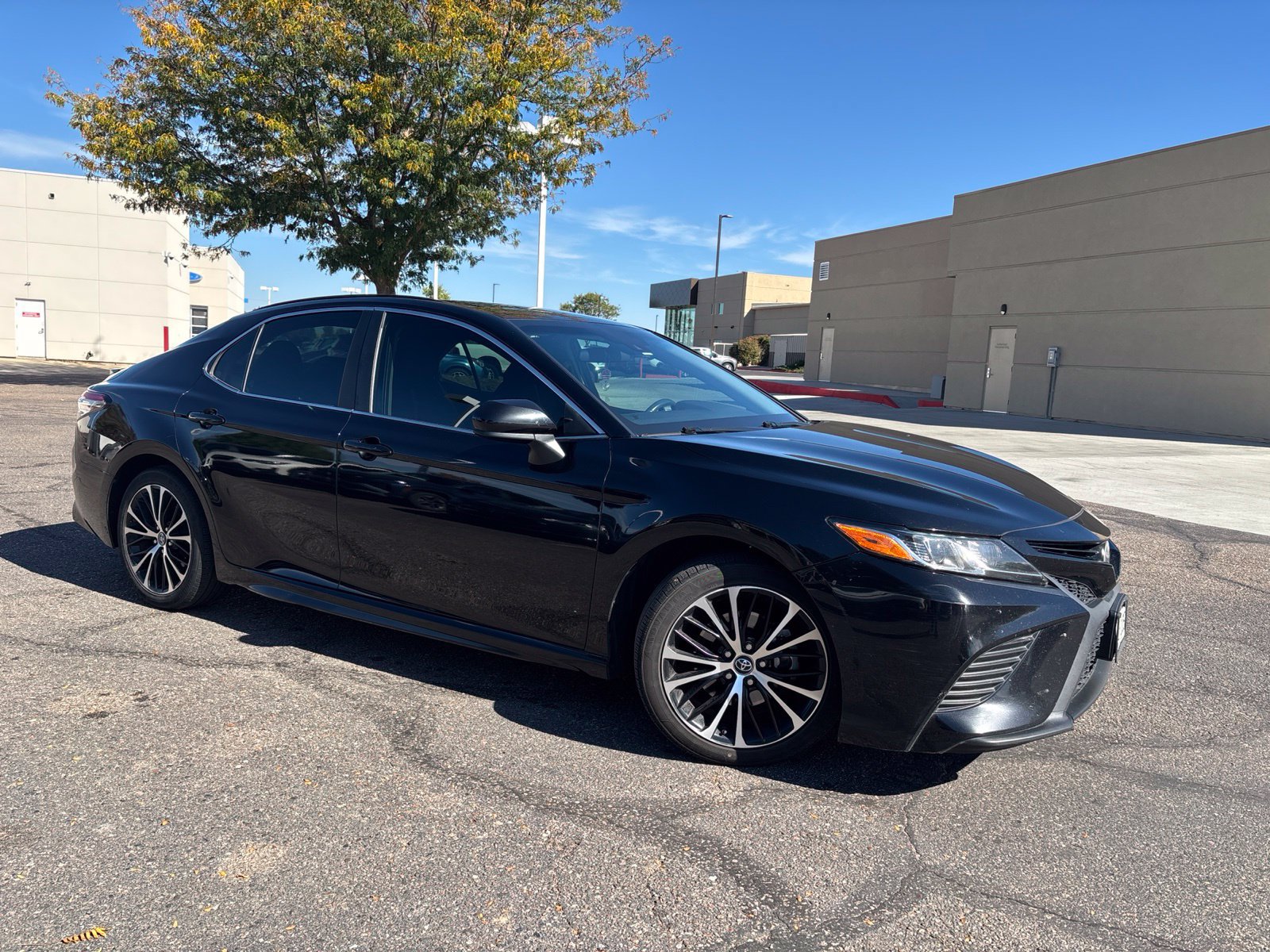 Used 2018 Toyota Camry SE FWD image 1