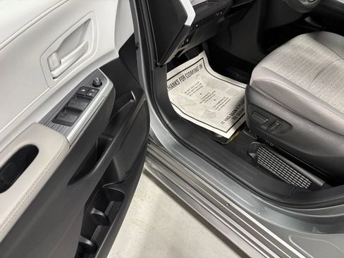 Used 2026 Toyota Sienna LE FWD image 9
