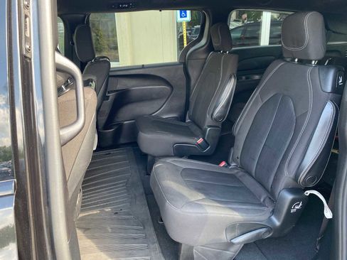 Used 2021 Chrysler Pacifica Touring w/ Uconnect Theater Family Group AWD/4WD image 11