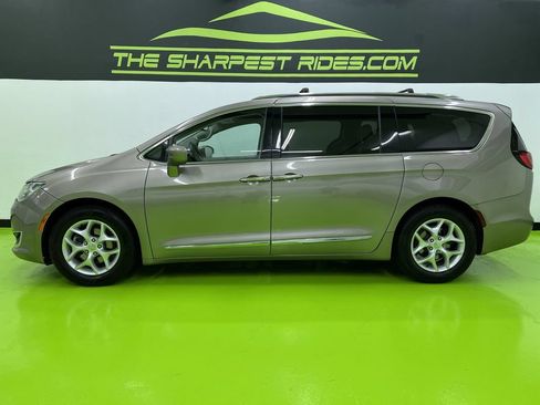 Used 2017 Chrysler Pacifica Touring-L Plus w/ Tire & Wheel Group FWD image 6
