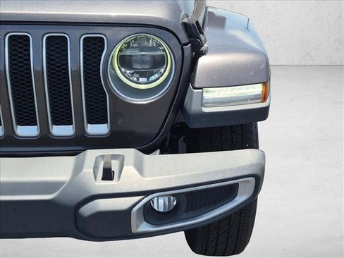 Used 2018 Jeep Wrangler Unlimited Sahara AWD/4WD image 9