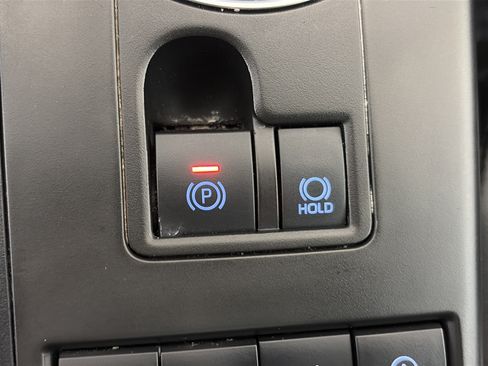 Used 2021 Toyota Highlander XLE AWD/4WD image 29
