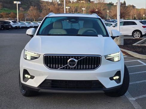Used 2023 Volvo XC40 B5 Plus image 2