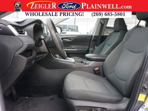 Used 2022 Toyota RAV4 XLE image 17