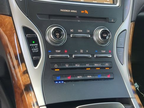 Used 2018 Lincoln MKX Reserve w/ Cargo Accessories Package FWD image 18