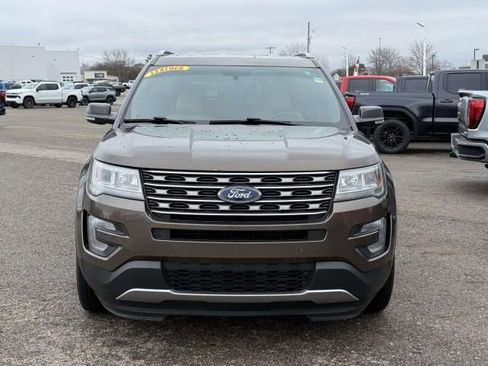 Used 2016 Ford Explorer XLT w/ Equipment Group 202A image 3