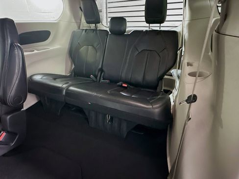 Used 2023 Chrysler Pacifica Touring-L image 27