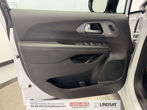 New 2026 Chrysler Pacifica Select image 16