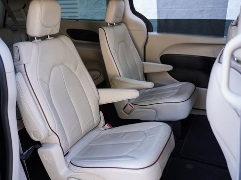 Used 2020 Chrysler Pacifica Limited image 26