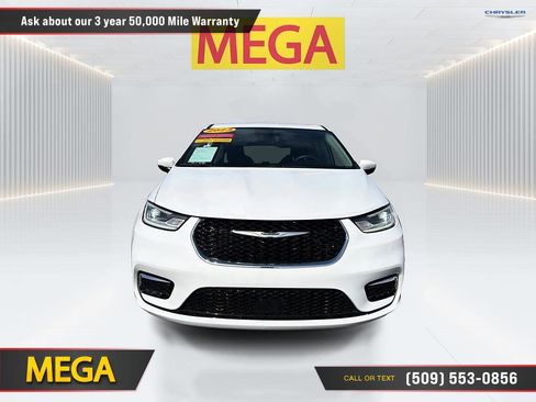 Used 2023 Chrysler Pacifica Touring-L FWD image 2