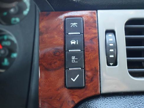 Used 2014 Chevrolet Suburban LT image 20