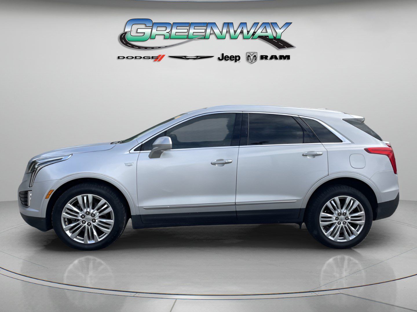 Used 2017 Cadillac XT5 Premium Luxury FWD image 2