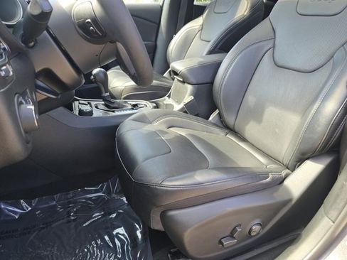 Used 2022 Jeep Cherokee Limited image 4