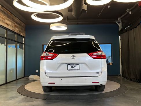 Used 2020 Toyota Sienna XLE w/ XLE Navigation Package AWD/4WD image 4