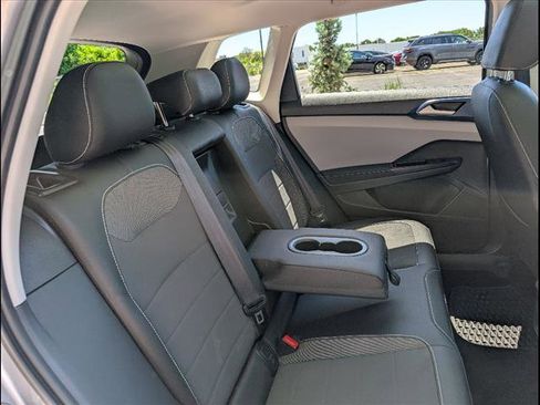 Certified 2024 Volkswagen Taos SE w/ Panoramic Sunroof Package image 13