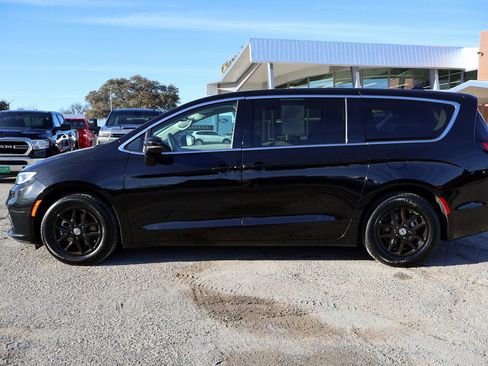 Used 2024 Chrysler Pacifica Touring-L image 2