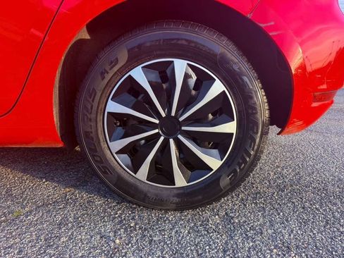 Used 2010 Volkswagen Golf 4-Door image 10