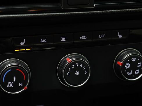 Used 2022 Volkswagen Taos SE image 10