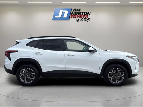 Used 2025 Chevrolet Trax LT FWD image 4