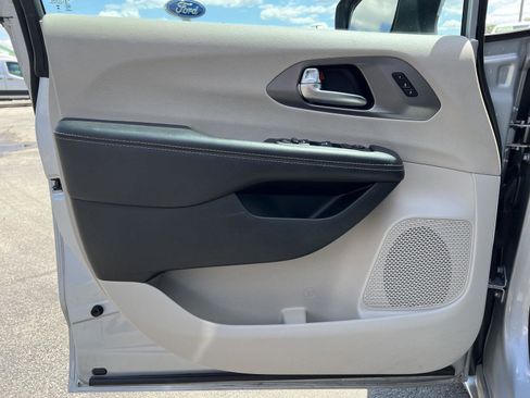 Used 2023 Chrysler Pacifica Touring-L FWD image 11
