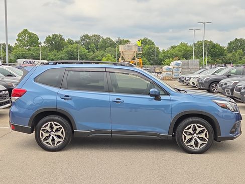 Used 2023 Subaru Forester Premium AWD/4WD image 2
