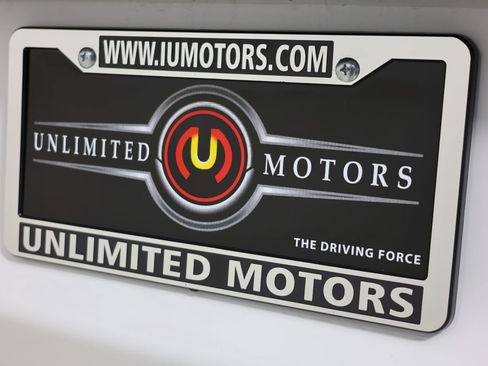 Used 2024 Chrysler Pacifica Touring-L FWD image 18