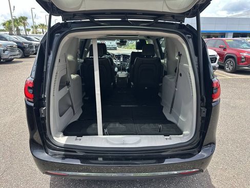 Used 2023 Chrysler Pacifica Limited FWD image 32