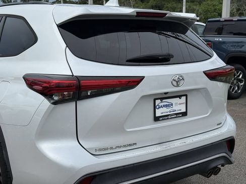 Used 2022 Toyota Highlander XSE FWD image 10