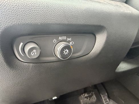 Used 2023 Chevrolet Traverse LT image 29