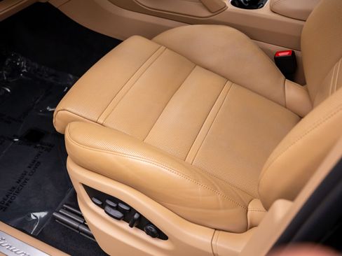 Used 2023 Porsche Cayenne Platinum Edition AWD/4WD image 16