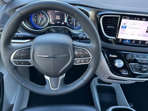Used 2024 Chrysler Pacifica Touring-L image 14