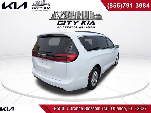 Used 2022 Chrysler Pacifica Touring-L w/ Uconnect Theater Family Group FWD image 6