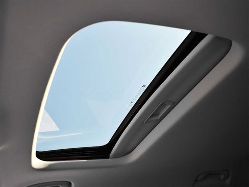 New 2026 Chevrolet Trax LT w/ Sunroof Package image 10