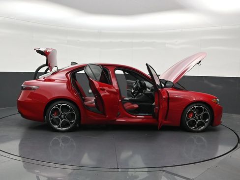 Used 2025 Alfa Romeo Giulia w/ Veloce Package Rwd image 33