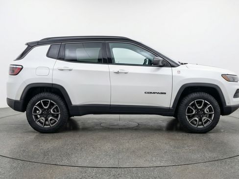 Used 2025 Jeep Compass Trailhawk image 11