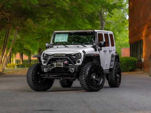 Used 2016 Jeep Wrangler Unlimited Sahara AWD/4WD image 3