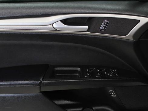 Used 2019 Ford Fusion SE FWD image 15