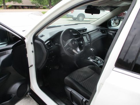 Used 2019 Nissan Rogue S image 15