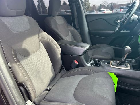 Used 2017 Jeep Cherokee Latitude w/ Cold Weather Group image 24