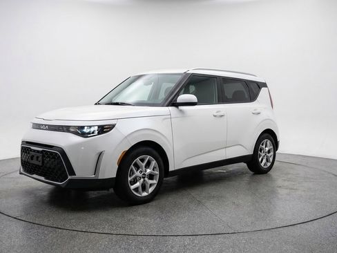 Used 2025 Kia Soul LX w/ LX Technology Package FWD image 3