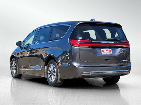 Used 2022 Chrysler Pacifica Limited image 6