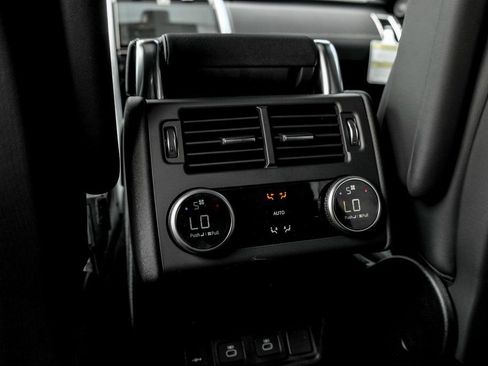 Used 2025 Land Rover Discovery Dynamic SE AWD/4WD image 17