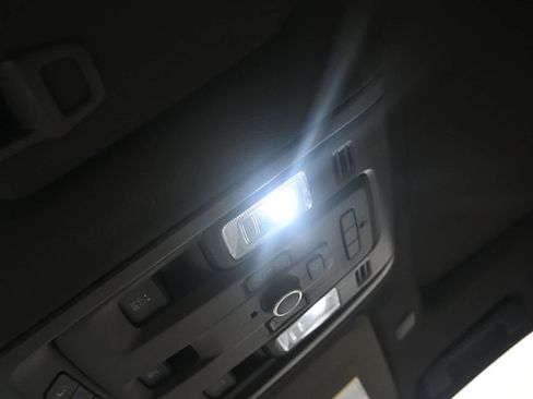 Used 2023 GMC Yukon XL SLT w/ SLT Premium Package image 17